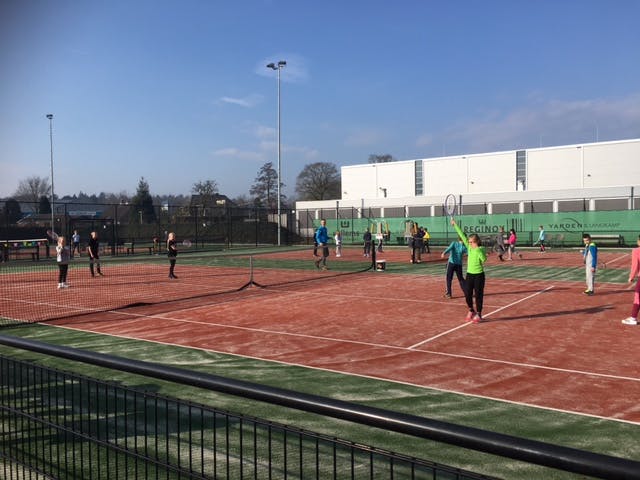 Scholen in Rijssen kiezen voor tennis bij TC de Mors